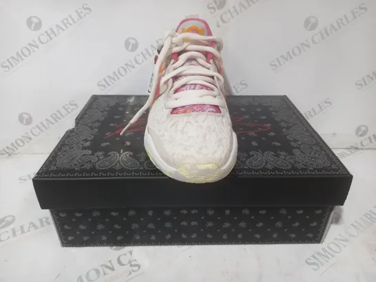 BOXED PAIR OF NIKE AIR ZOOM SHOES IN BEIGE/BERRY/METALLIC GOLD UK SIZE 7.5