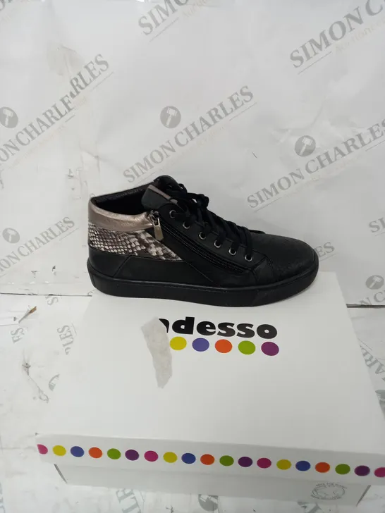 BOXED ADESSO LUNA ZIP TRAINERS, BLACK - SIZE 8