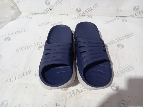 KUAILU BLUE AND WHITE SLIPPERS SIZE 10