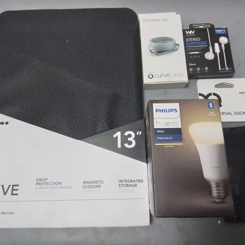 LOT OF 5 ASSORTED TECH ITEMS TO INCLUDE TECH21 ECO SLEEVE FOR 13" DEVICES, PHILLIPS HUE BULB AND STEREO EARPHONES