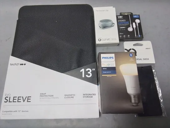 LOT OF 5 ASSORTED TECH ITEMS TO INCLUDE TECH21 ECO SLEEVE FOR 13" DEVICES, PHILLIPS HUE BULB AND STEREO EARPHONES