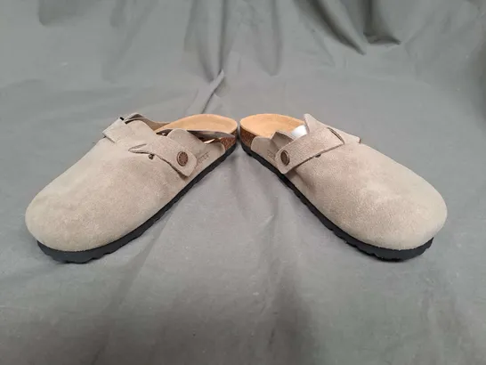 PAIR OF BIRKENSTOCKS BOSTONS SANDALS IN BEIGE SIZE 38