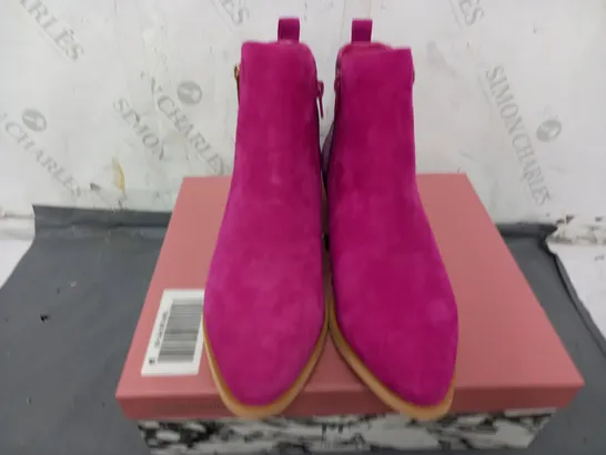 BOXED MODA IN PELLE KATREENA SUEDE HEEL BOOTS IN PINK - SIZE 39