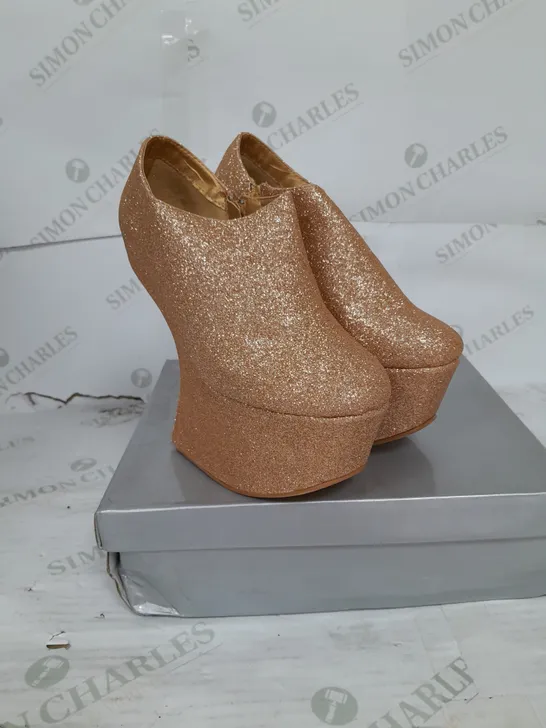 BOXED PAIR OF CASANDRA PLATFORM ANKLE HEEL IN GOLD GLITTER WITH GOLD STUD DETAILSIZE 6