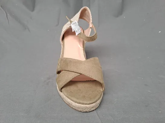 BOXED PAIR OF DESIGNER OPEN TOE WEDGE SANDALS IN OLIVE EU SIZE 38