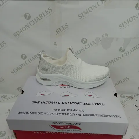 UNBOXED PAIR OF SKETCHERS ARCH COOLED TRAINER IN WHITE SIZE 7