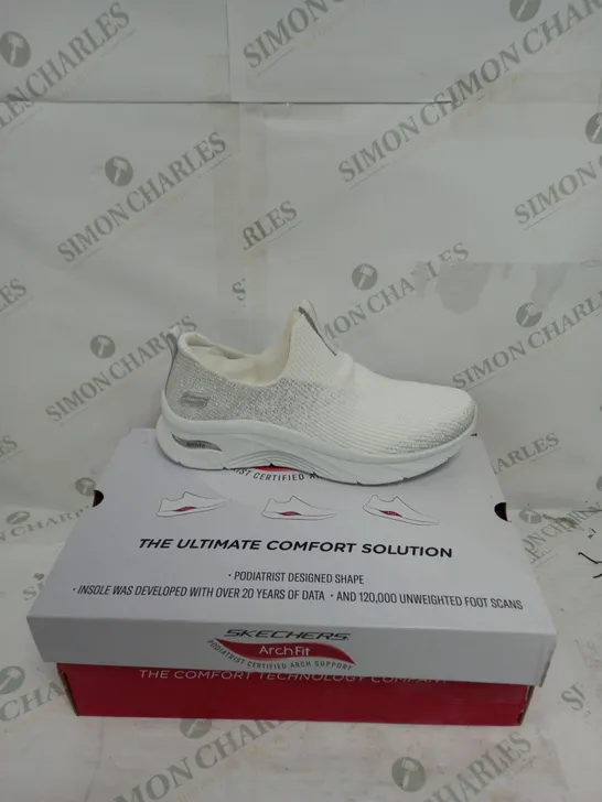 UNBOXED PAIR OF SKETCHERS ARCH COOLED TRAINER IN WHITE SIZE 7