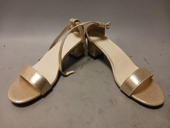 BOXED PAIR OF DESIGNER OPEN TOE LOW BLOCK HEEL SANDALS IN GOLD W. GLITTER EFFECT EU SIZE 43