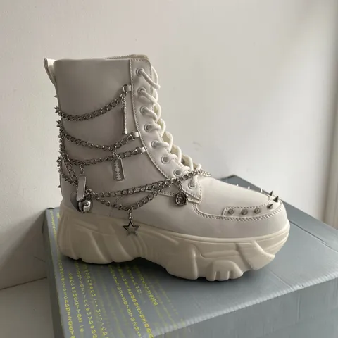 BOXED PAIR OF KOI CREAM BOOTS SIZE 6