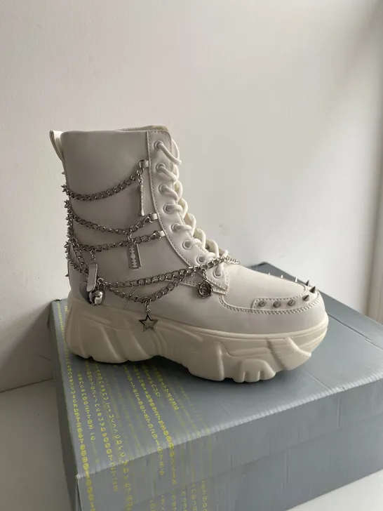 BOXED PAIR OF KOI CREAM BOOTS SIZE 6