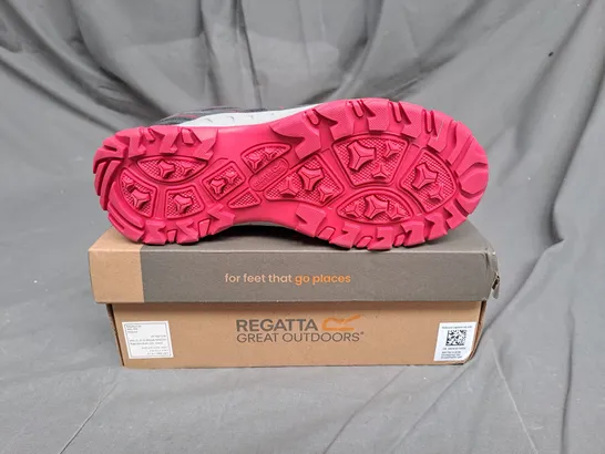 BOKED PAIR OF REGATTA GREAT OUTDOORS VENDEVOUR JUNIOR SHOE IN GRANITE/PINK POTION SIZE 6 KIDS