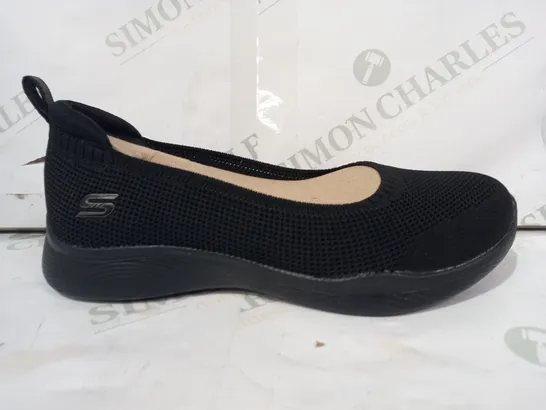 PAIR OF SKECHERS SLIP-ON SHOES IN BLACK UK SIZE 2.5