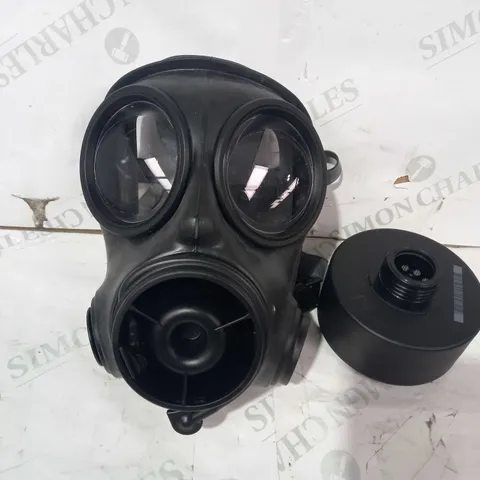 GAS MASK WITH FILTER