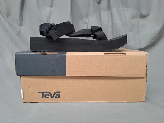 BOXED PAIR OF TEVA OPEN TOE SANDALS IN BLACK UK SIZE 6