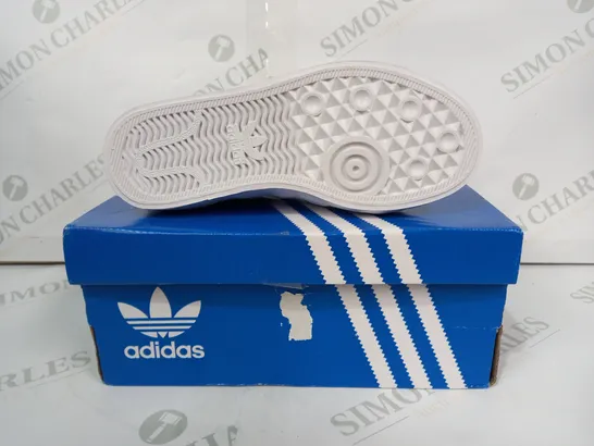 BOXED PAIR OF ADIDAS NIZZA LO CL KIDS SHOES IN WHITE UK SIZE 12