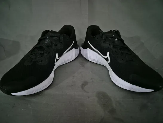 BOXED PAIR OF NIKE RENEW RUN 2 SHOES IN BLACK/WHITE UK SIZE 8.5