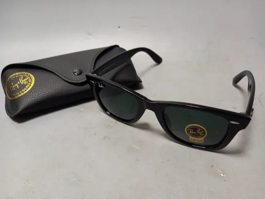 BOXED RAY-BAN SUNGLASSES IN BLACK FRAME W. BLACK LENS