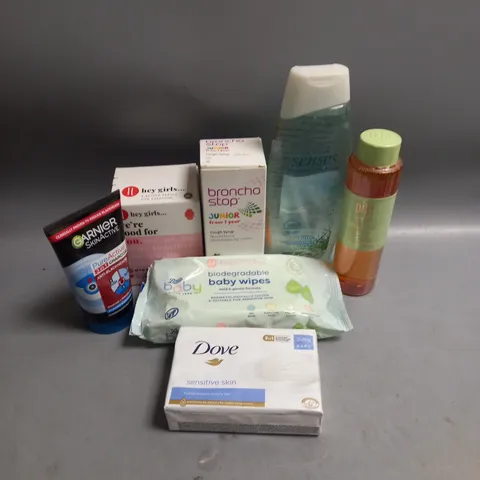 BOX OF APPROXIMATELY 20 COSMETIC ITEMS TO INCLUDE - PERSONAL CARE - AVON SENSES SHOWER GEL - BABY WIPES - ETC 