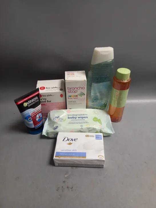 BOX OF APPROXIMATELY 20 COSMETIC ITEMS TO INCLUDE - PERSONAL CARE - AVON SENSES SHOWER GEL - BABY WIPES - ETC 