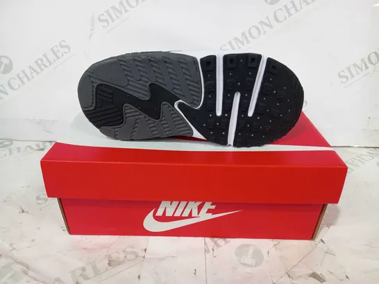 BOXED PAIR OF NIKE AIR MAX EXCEE CHILDREN'S TRAINERS IN BLACK/WHITE UK SIZE 8.5