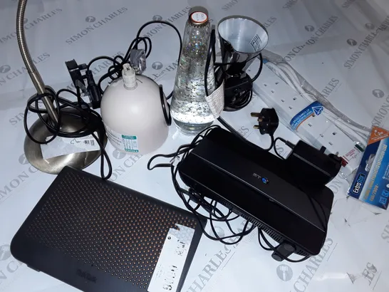 LOT OF 6 ASSORTED TECH ITEMS TO INCLUDE ROUTERS, LIGHTING ITEMS AND EXTENSION LEAD