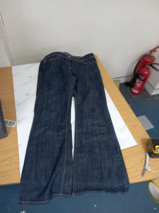 BOOTCUT JEANS SIZE 14R