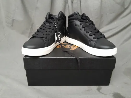 BOXED PAIR OF FUEGO SHOES IN BLACK US SIZE 3.5M/4.5W