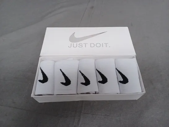 BOXED NIKE WHITE SET OF 5 SOCKS - SIZES UNSPECIFIED 