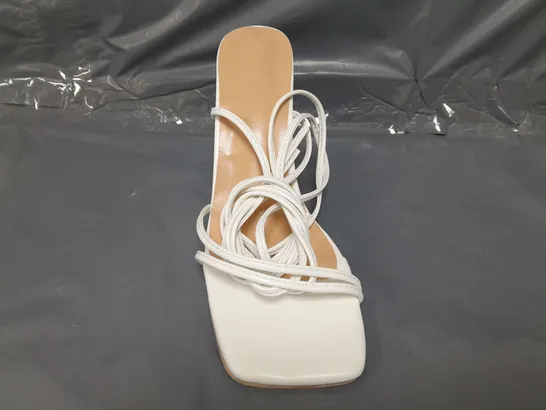 BOXED PAIR OF DESIGNER OPEN TOE STRAPPY BLOCK HEEL SANDALS IN WHITE EU SIZE 38