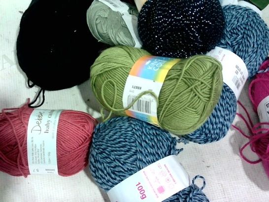 LOT OF ASSORTED COLOUR AND TYPE OF WOOL WITH OWN BAG