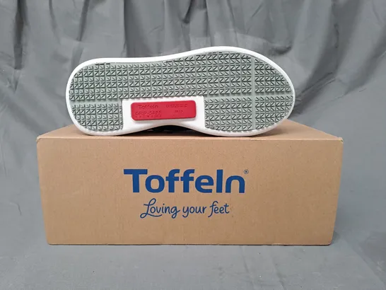 BOXED PAIR OF TOFFELN SMARTSOLE CLOGS IN NAVY UK SIZE 5