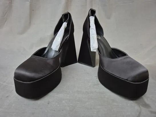 BOXED PAIR OF KOI CLOSED TOE PLATFORM BLOCK HEEL SHOES IN BLACK SIZE 7