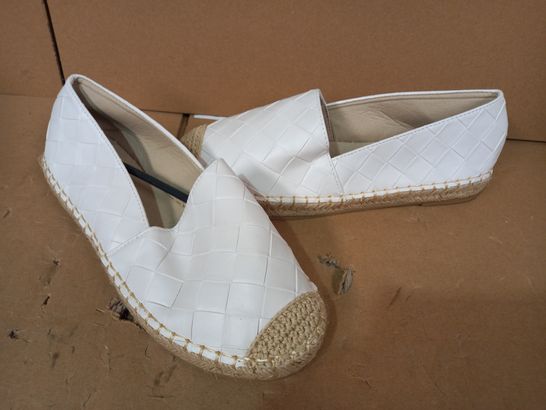 BOXED PAIR OF DESIGNER FOOTWEAR IN WHITE/TAN UK SIZE 8