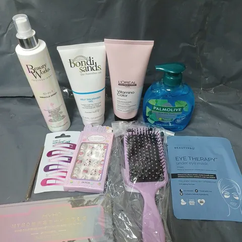 APPROXIMATELY 20 ASSORTED COSMETIC PRODUCTS TO INCLUDE BEAUTY WORKS MIRACLE SPRAY, PALMOLIVE HANDWASH AND HAIR CLIPS ETC. 