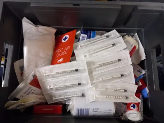 BOX OF APPROX 15 MEDICAL ITEMS TO INCLUDE CHILL ICE PACK, BURNS DRESSING AND AMBULANCE DRESSING