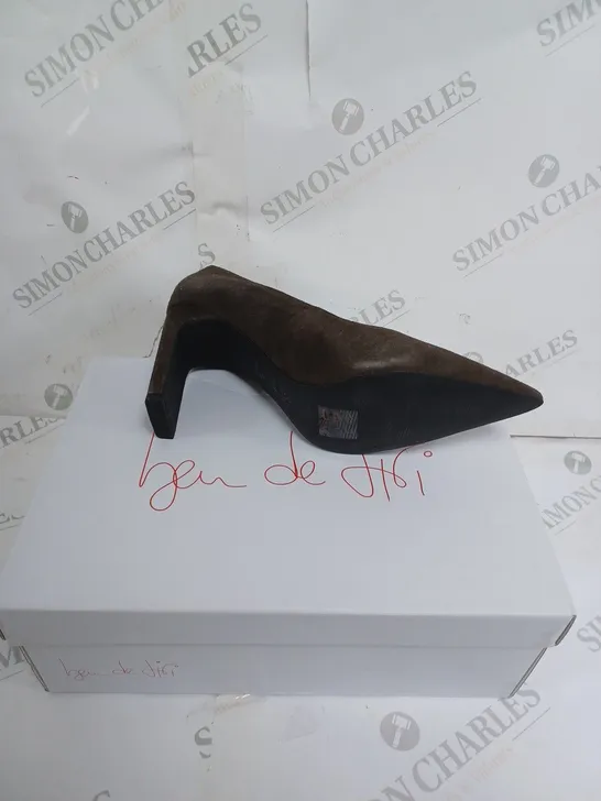 BOXED PAIR OF BDL BROWN STICK HEELS SIZE 7