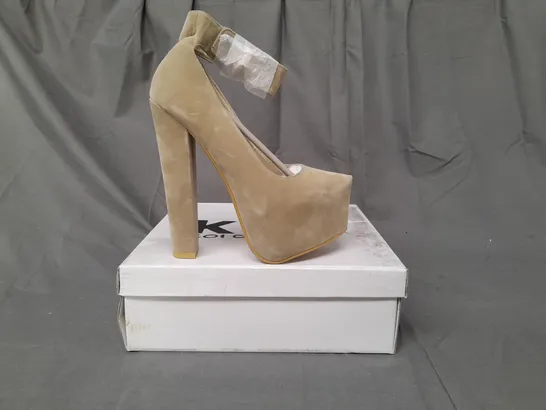 BOXED PAIR OF KOI COUTURE PLATFORM POINTED TOE HIGH HEEL FAUX SUEDE SHOES IN BEIGE SIZE 4
