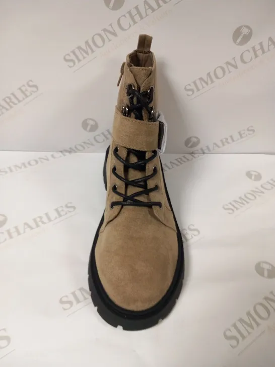 ASOS BOOTS SIZE  5W