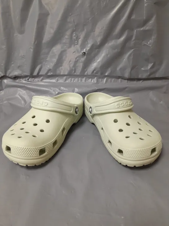 CROCS CLASSIC CLOGS PALE GREEN SIZE 5