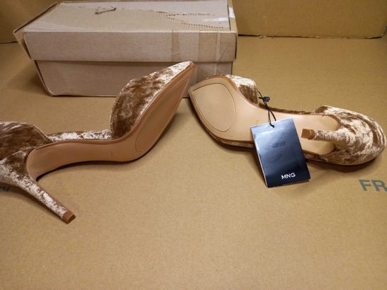 BOXED PAIR OF MNG BRONZE TEXTURED HEELS - SIZE 5