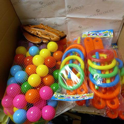 LOT OF 5UTSIDE GAMES AND TOYS TO INCLUDE BALLS, PITCHER GLOVES, AND RING TOSS ETC.