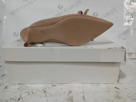 BOXED PAIR OF RUSSELL & BROMLEY CLOSED POINTED TOE LOW HEEL SHOES IN TAN EU SIZE 37.5