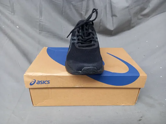 BOXED PAIR OF ASICS GEL-EXCITE 9 SHOES IN BLACK/CARRIER GREY UK SIZE 5.5