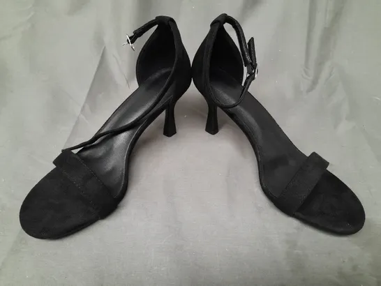 BOXED PAIR OF DESIGNER OPEN TOE HEELED SHOES IN BLACK EU SIZE 40