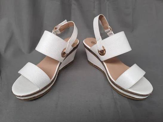 BOXED PAIR OF CUSHION WALK GEMMA OPEN TOE WEDGE SANDALS IN WHITE SIZE 5