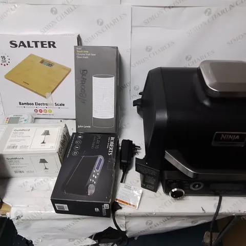 LOT OF APPROXIMATELY 20 ASSORTED HOUSEHOLD ITEMS TO INCLUDE NINJA WOODFIRE, SALTER SCALES AND ROBERTS RADIO