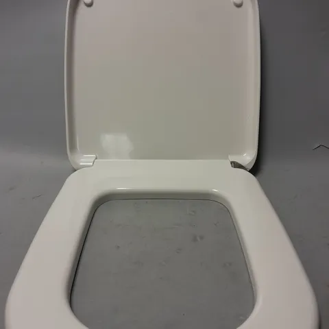 IDEAL STANDARD TOILET SEAT IN WHITE