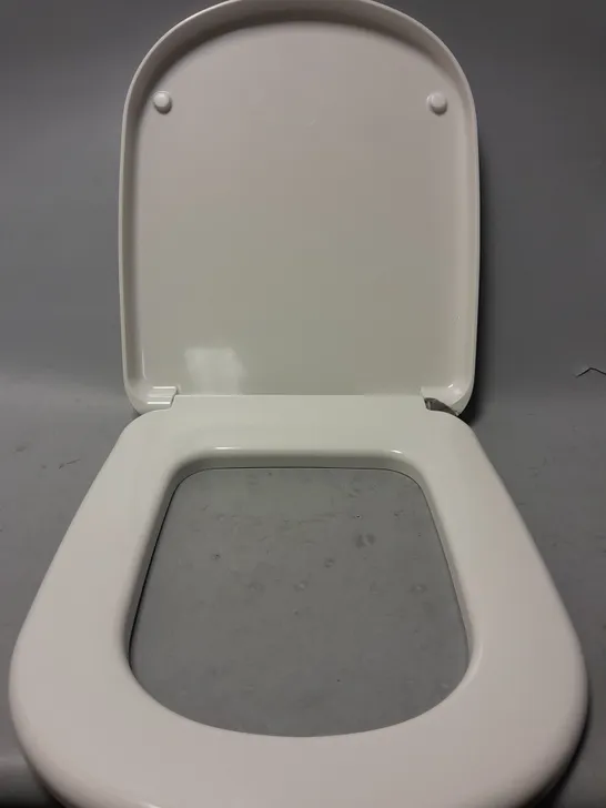 IDEAL STANDARD TOILET SEAT IN WHITE