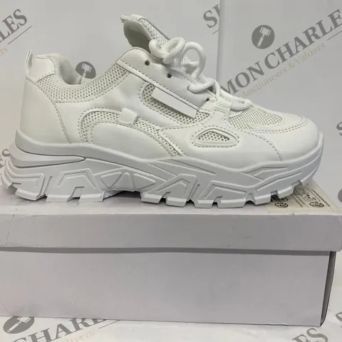 BOXED PAIR OF FASHION 1818 SPORT WHITE TRAINERS SIZE 41