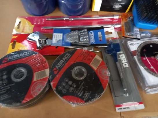 LOT OF APPROXIMATELY 20 ASSORTED DIY AND TOOL ITEMS TO INCLUDE CUTTING DISCS, GLADIATOR TAPE AND ADJUSTABLE SPANNER